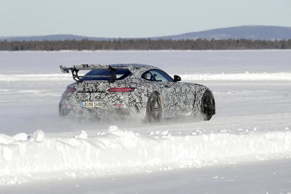 Mercedes-AMG GT Black Series 2020: aggiornamenti in arrivo [Foto spia] (29)