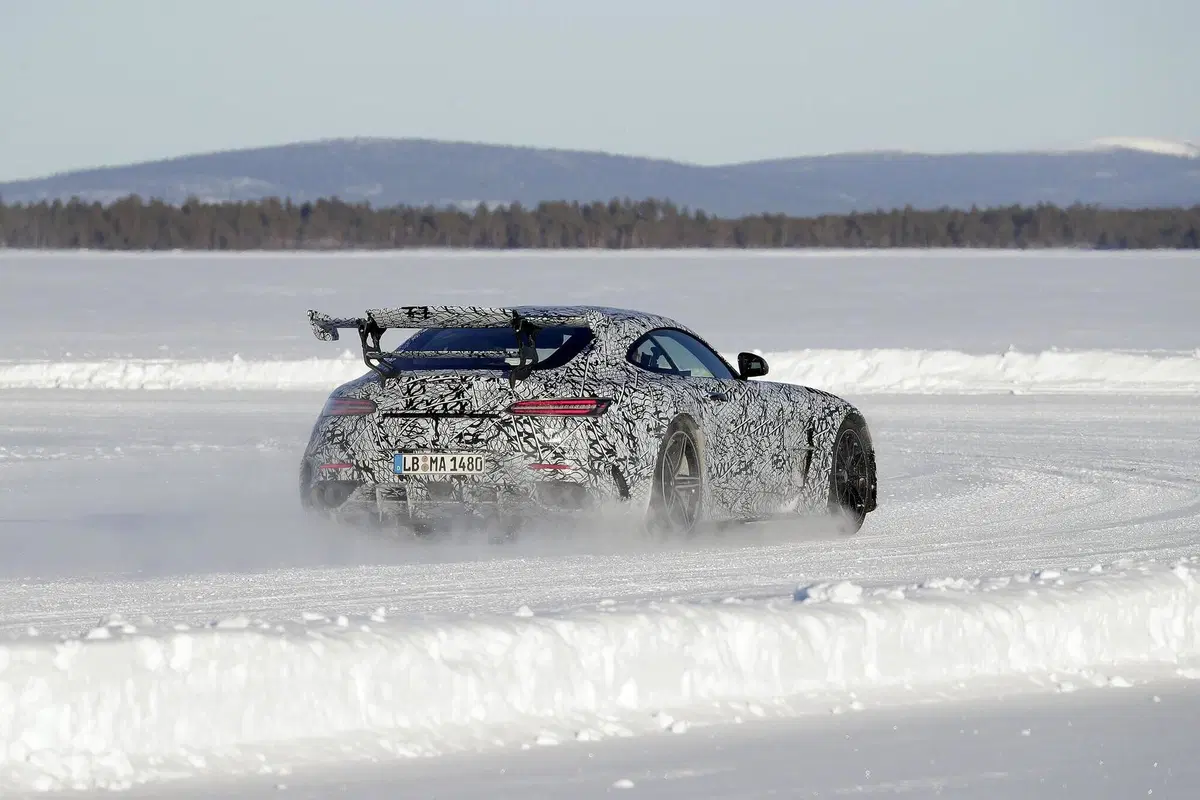 Mercedes-AMG GT Black Series 2020: aggiornamenti in arrivo [Foto spia] (28)