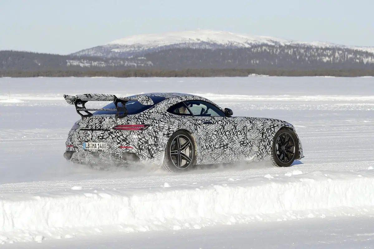 Mercedes-AMG GT Black Series 2020: aggiornamenti in arrivo [Foto spia] (27)
