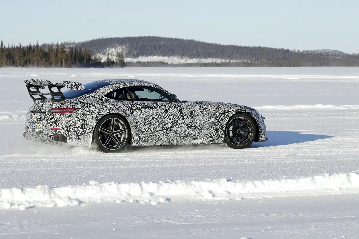 Mercedes-AMG GT Black Series 2020: aggiornamenti in arrivo [Foto spia] (26)