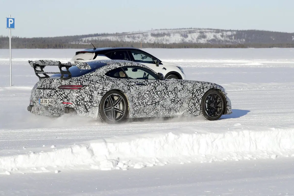 Mercedes-AMG GT Black Series 2020: aggiornamenti in arrivo [Foto spia] (25)