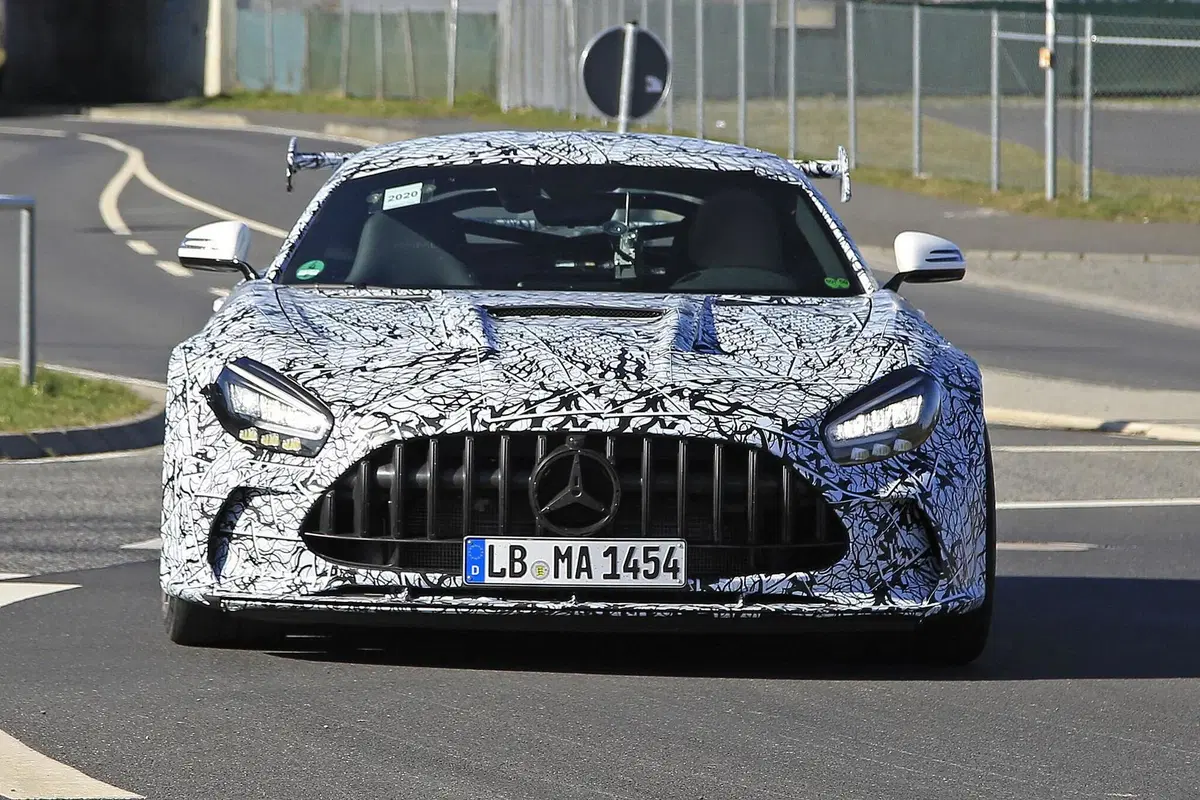 Mercedes-AMG GT Black Series 2020: aggiornamenti in arrivo [Foto spia] (10)
