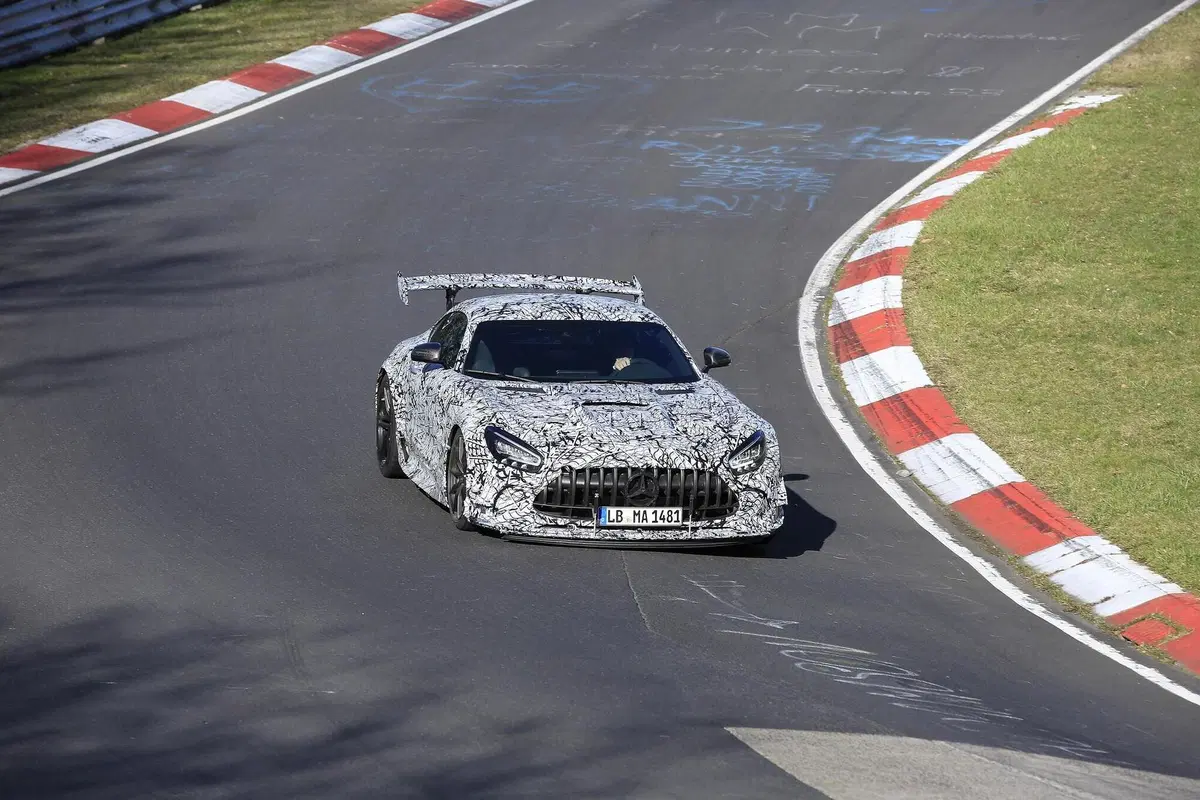 Mercedes-AMG GT Black Series 2020: aggiornamenti in arrivo [Foto spia] (2)