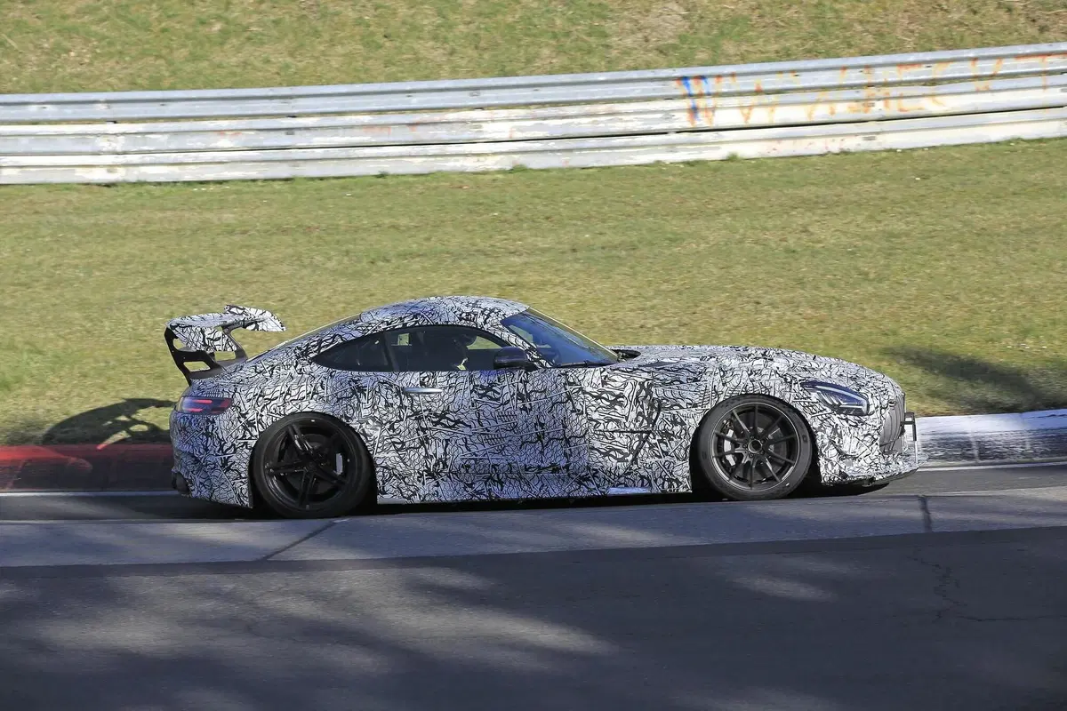 Mercedes-AMG GT Black Series 2020: aggiornamenti in arrivo [Foto spia] (5)