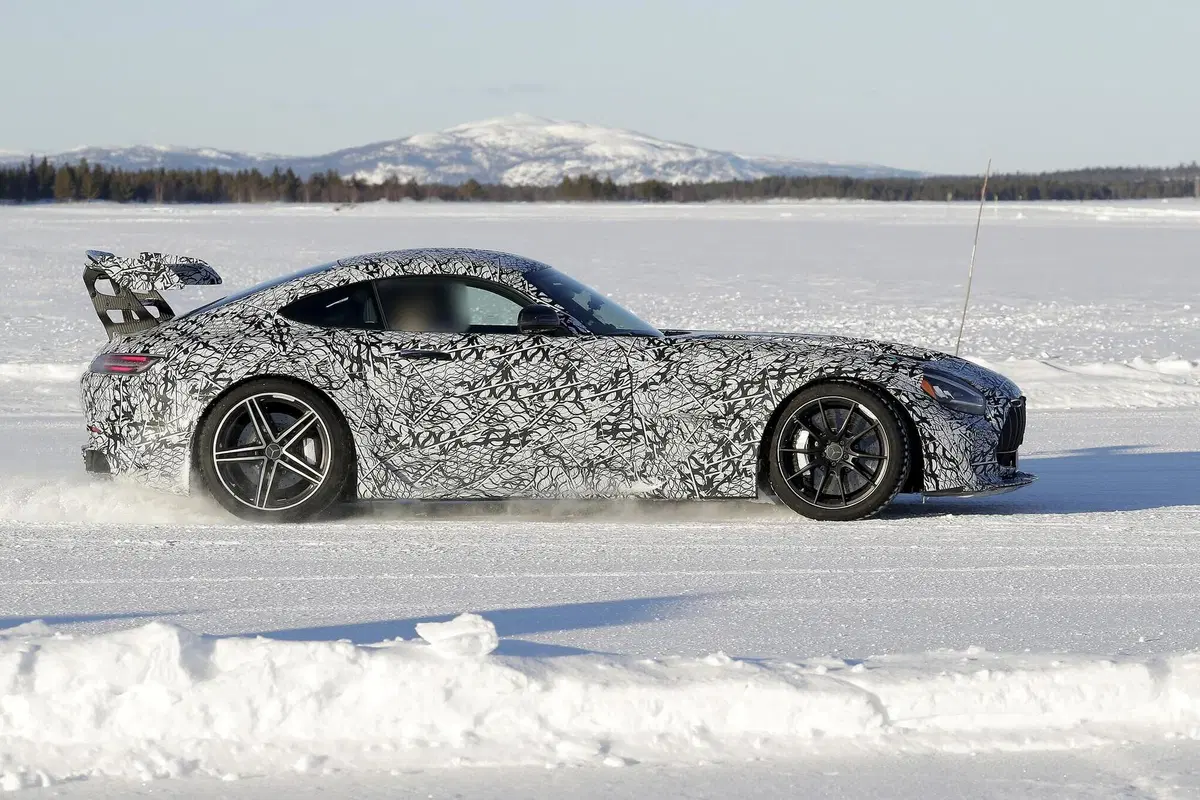 Mercedes-AMG GT Black Series 2020: aggiornamenti in arrivo [Foto spia] (24)