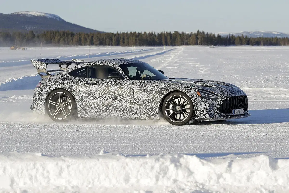 Mercedes-AMG GT Black Series 2020: aggiornamenti in arrivo [Foto spia] (23)