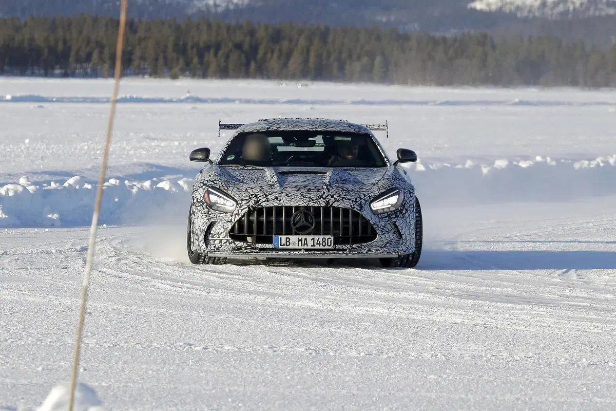 Mercedes-AMG GT Black Series 2020: aggiornamenti in arrivo [Foto spia] (19)