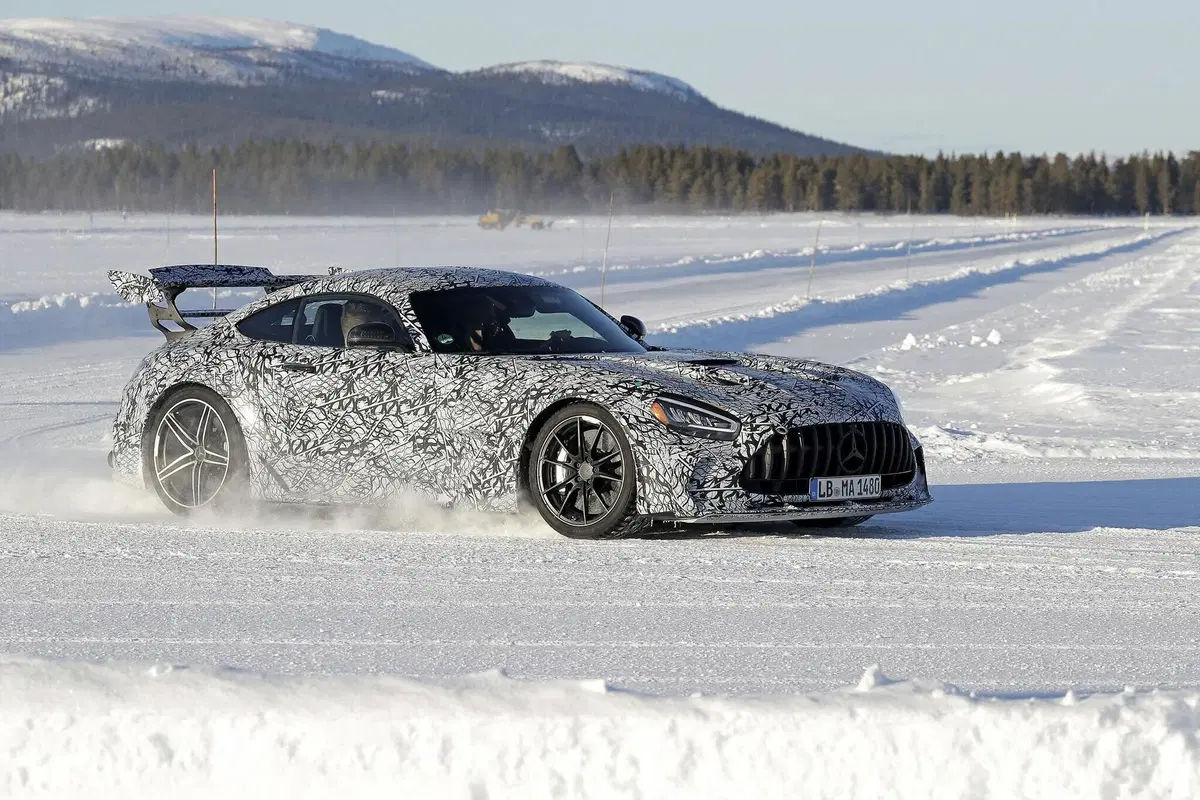 Mercedes-AMG GT Black Series 2020: aggiornamenti in arrivo [Foto spia] (22)