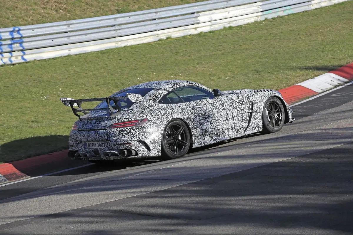Mercedes-AMG GT Black Series 2020: aggiornamenti in arrivo [Foto spia] (7)