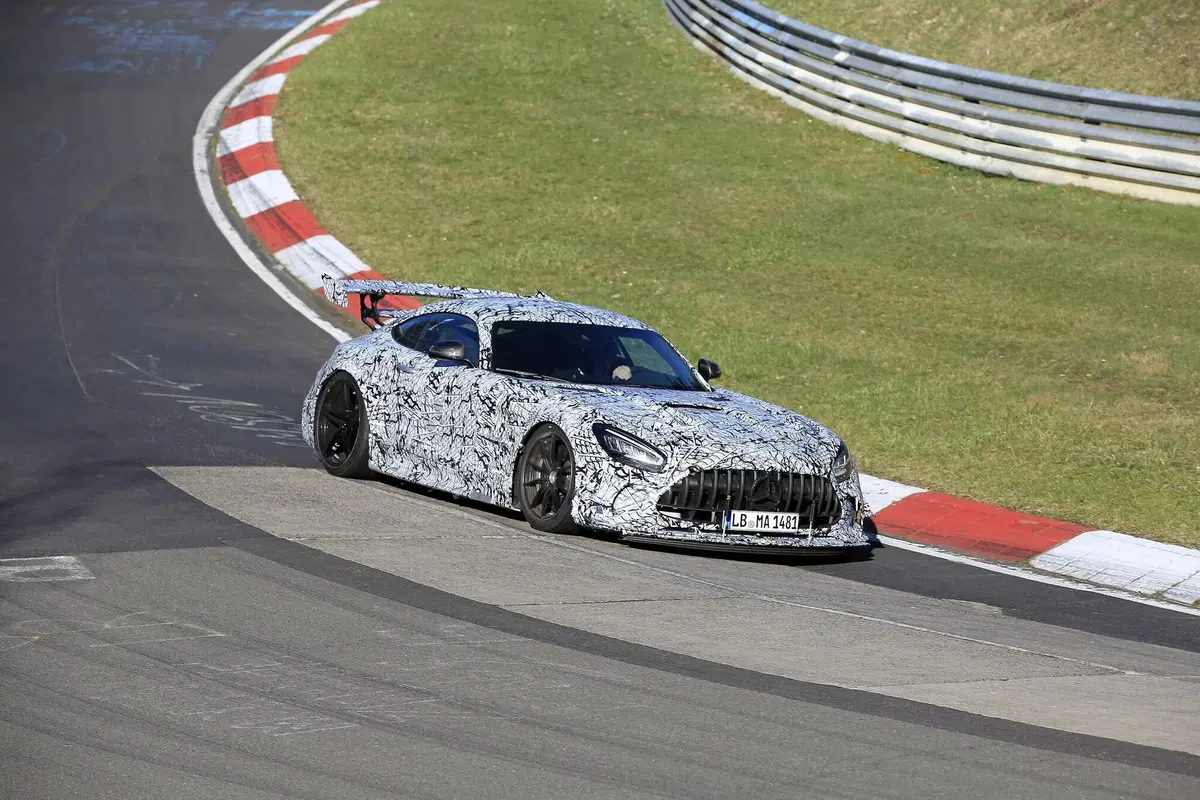 Mercedes-AMG GT Black Series 2020: aggiornamenti in arrivo [Foto spia] (3)