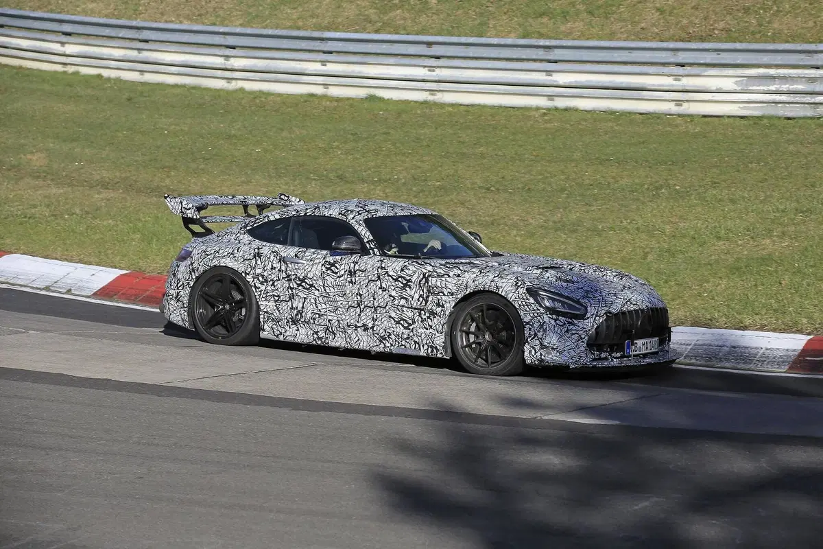 Mercedes-AMG GT Black Series 2020: aggiornamenti in arrivo [Foto spia] (4)