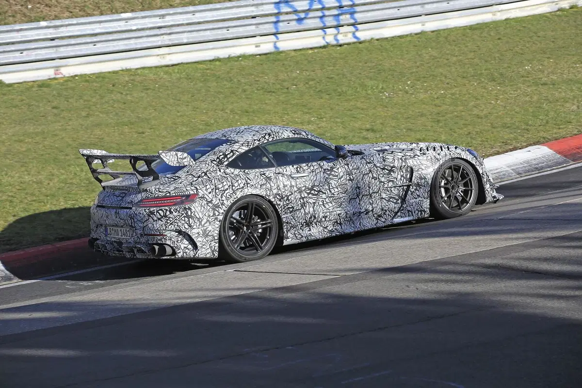 Mercedes-AMG GT Black Series 2020: aggiornamenti in arrivo [Foto spia] (6)