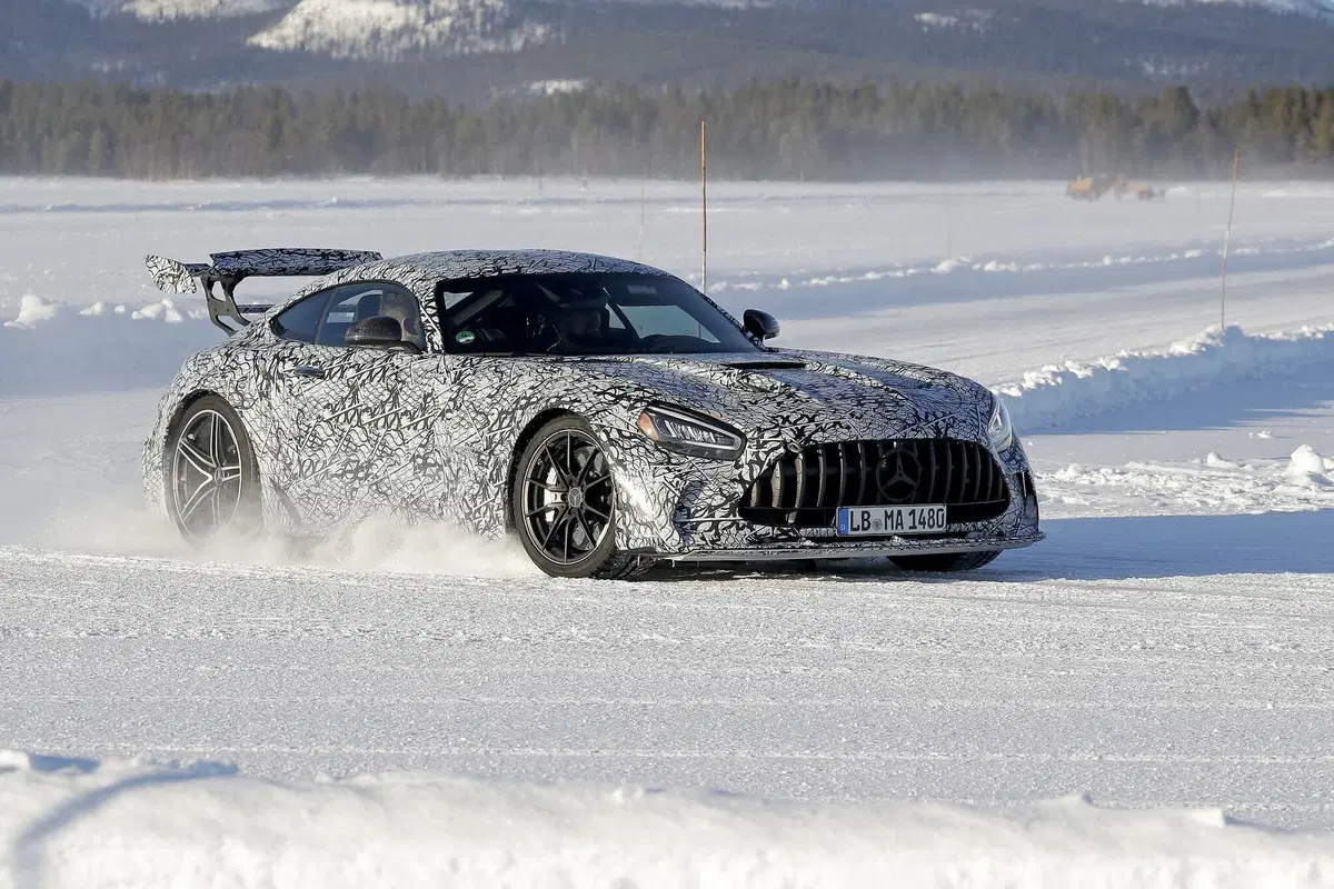 Mercedes-AMG GT Black Series 2020: aggiornamenti in arrivo [Foto spia] (21)