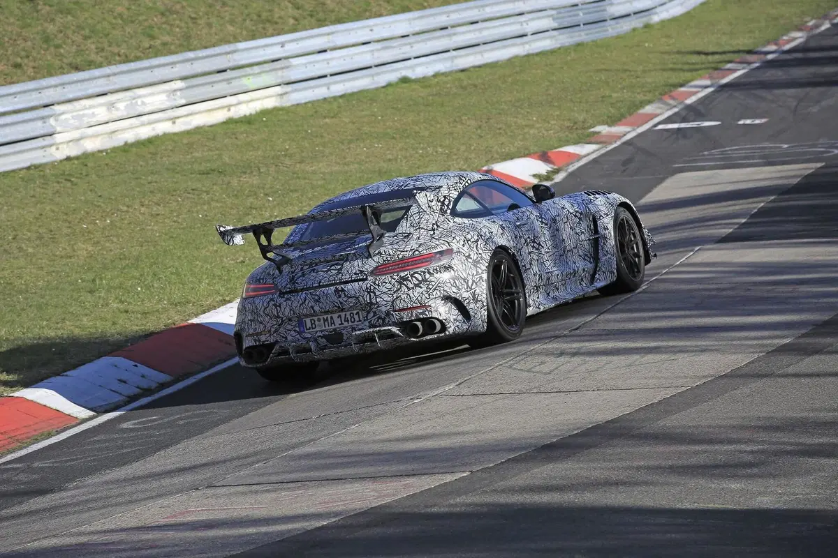 Mercedes-AMG GT Black Series 2020: aggiornamenti in arrivo [Foto spia] (8)