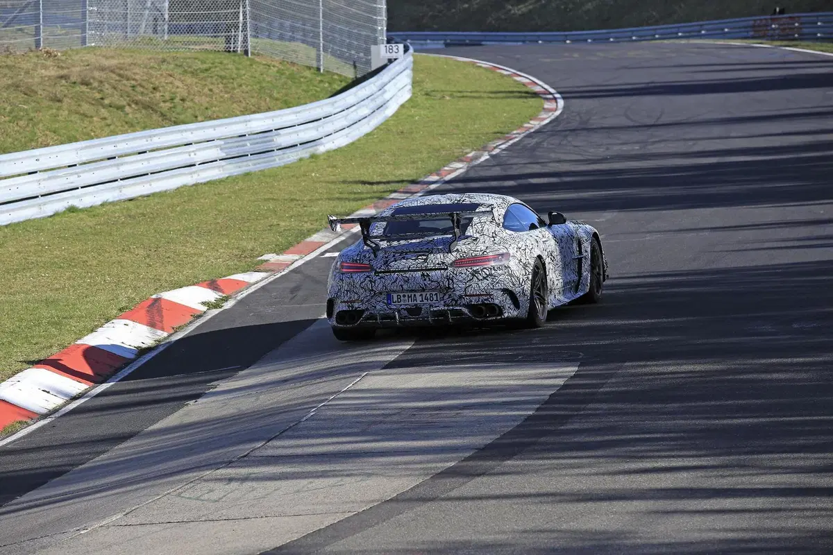 Mercedes-AMG GT Black Series 2020: aggiornamenti in arrivo [Foto spia] (9)