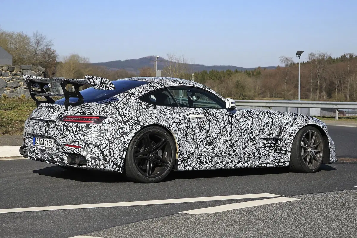 Mercedes-AMG GT Black Series 2020: aggiornamenti in arrivo [Foto spia] (15)