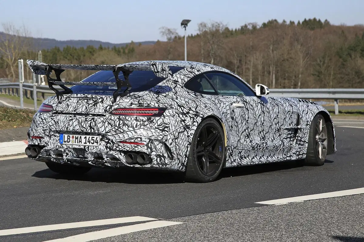 Mercedes-AMG GT Black Series 2020: aggiornamenti in arrivo [Foto spia] (16)