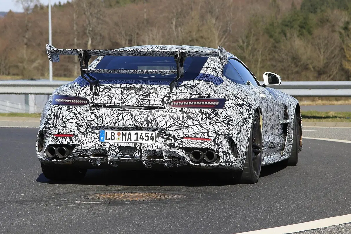 Mercedes-AMG GT Black Series 2020: aggiornamenti in arrivo [Foto spia] (17)