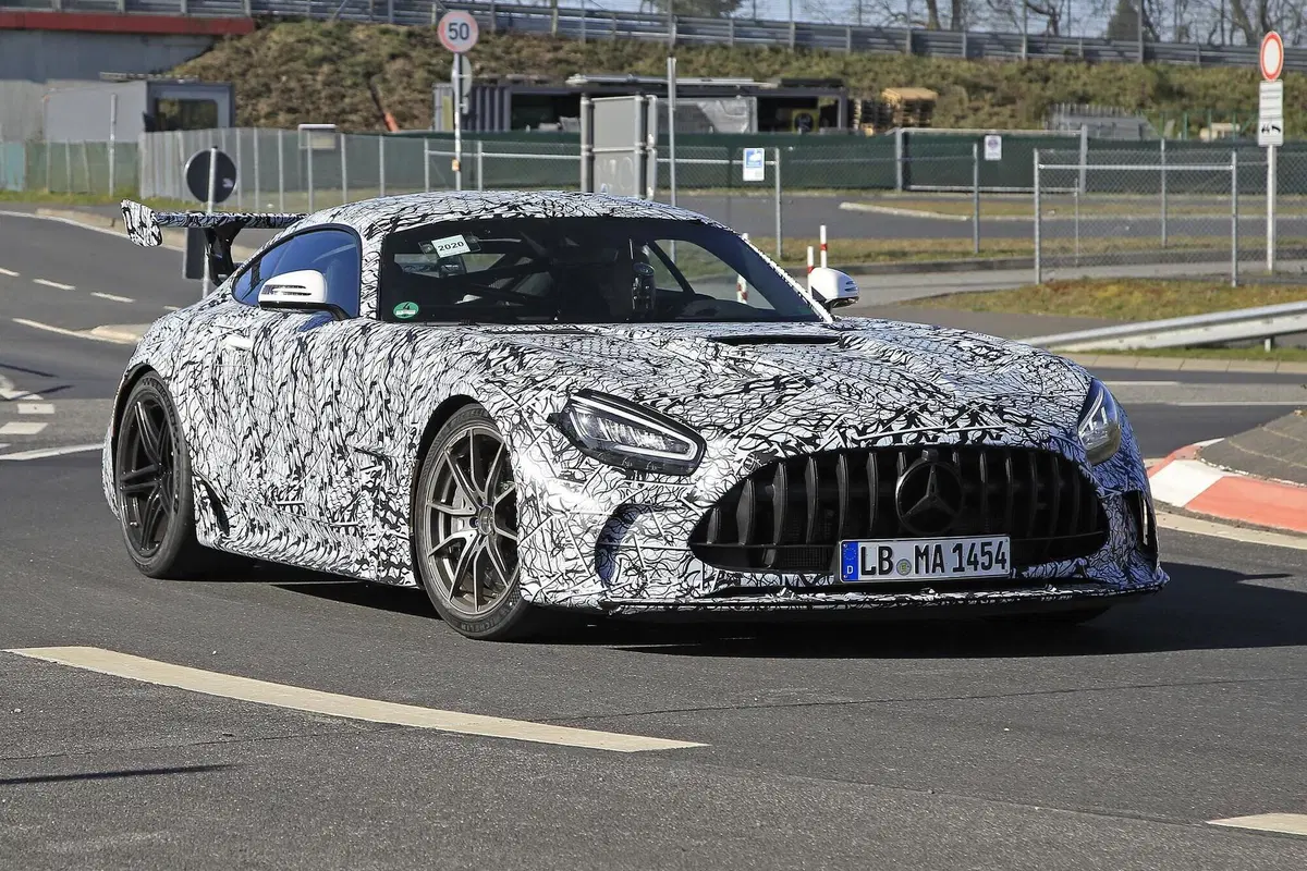Mercedes-AMG GT Black Series 2020: aggiornamenti in arrivo [Foto spia] (12)