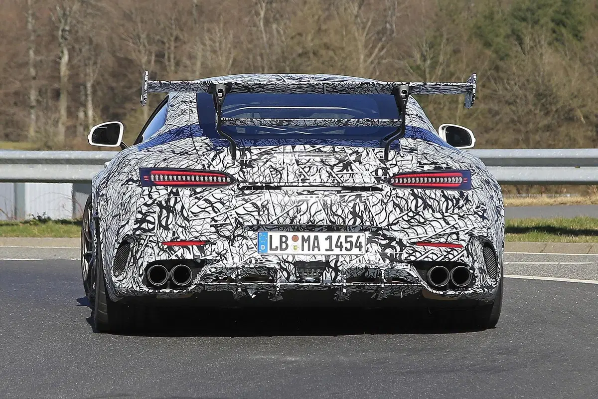 Mercedes-AMG GT Black Series 2020: aggiornamenti in arrivo [Foto spia] (18)
