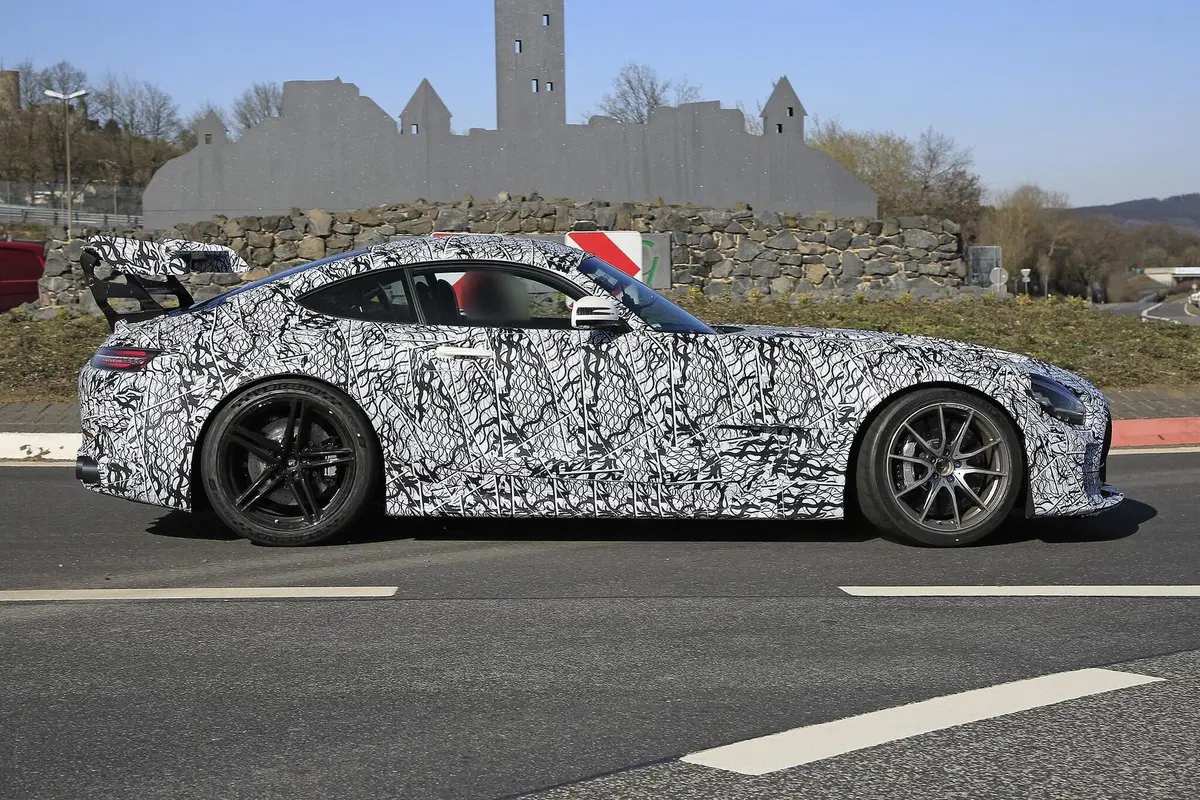 Mercedes-AMG GT Black Series 2020: aggiornamenti in arrivo [Foto spia] (14)