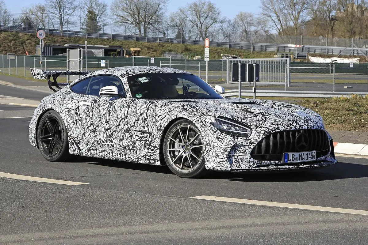 Mercedes-AMG GT Black Series 2020: aggiornamenti in arrivo [Foto spia] (13)