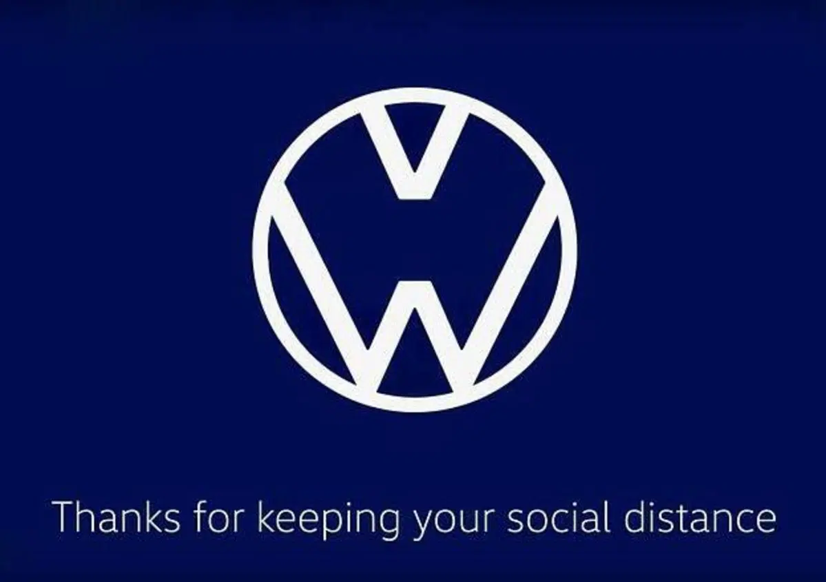 Volkswagen e Audi "separano" i loghi per ricordare di stare lontani