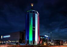 Maserati, la Torre di Modena si illumina con i colori della bandiera italiana