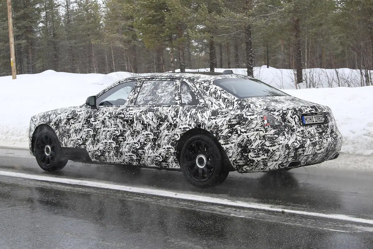 Rolls-Royce Ghost: rieccola, anche con il passo lungo [Foto spia] (10)
