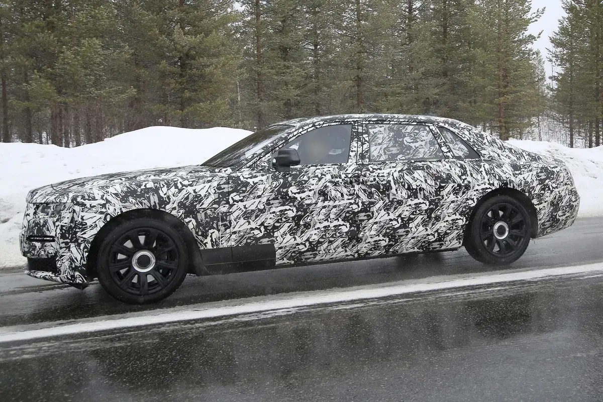 Rolls-Royce Ghost: rieccola, anche con il passo lungo [Foto spia]