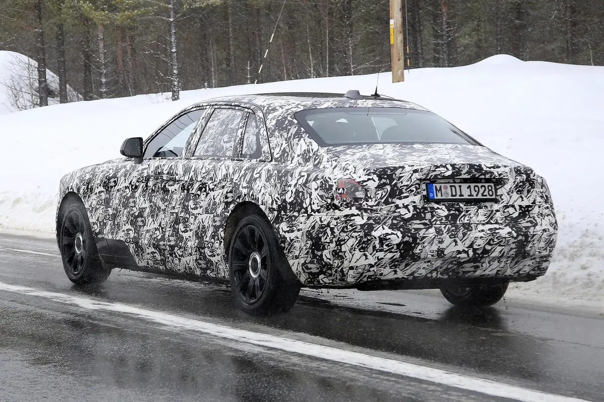 Rolls-Royce Ghost: rieccola, anche con il passo lungo [Foto spia] (9)