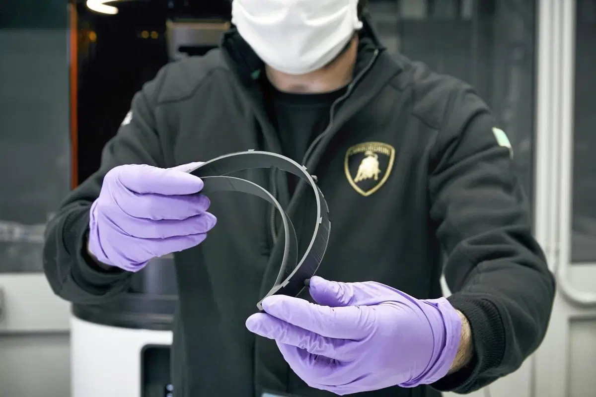 Lamborghini: al via la produzione di mascherine chirurgiche (4)