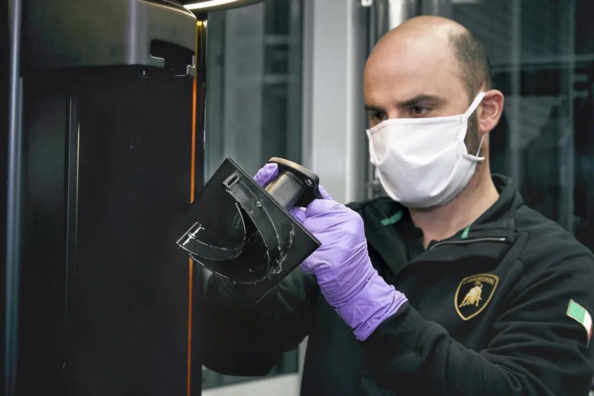 Lamborghini: al via la produzione di mascherine chirurgiche (5)