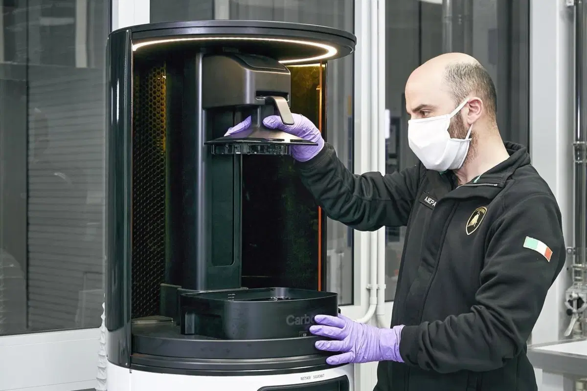 Lamborghini: al via la produzione di mascherine chirurgiche (9)