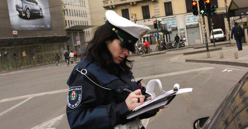 Le nuove multe per il blocco Covid-19 anche dalla polizia municipale: come fermano auto e moto i vigili urbani