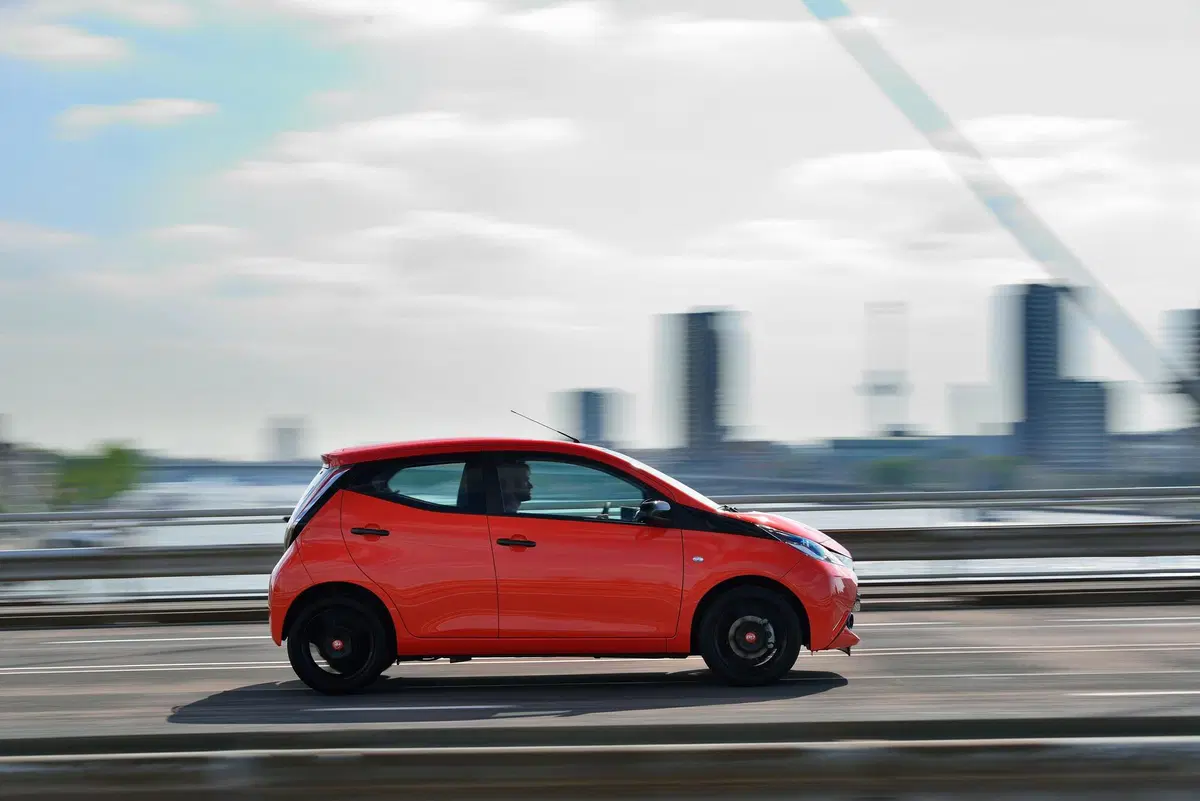 Toyota Aygo Connect 1.0 VVT-i 72 CV 5 porte x-cool (2)