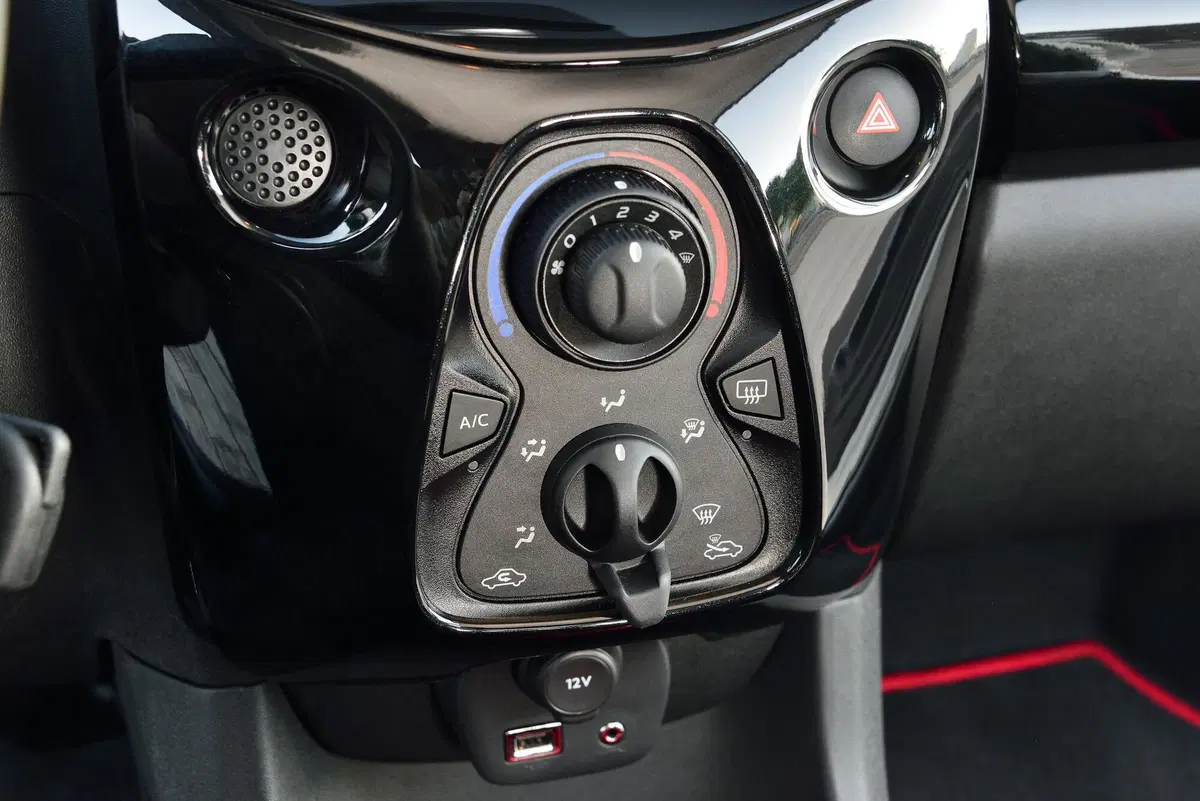 Toyota Aygo Connect 1.0 VVT-i 72 CV 5 porte x-cool (17)