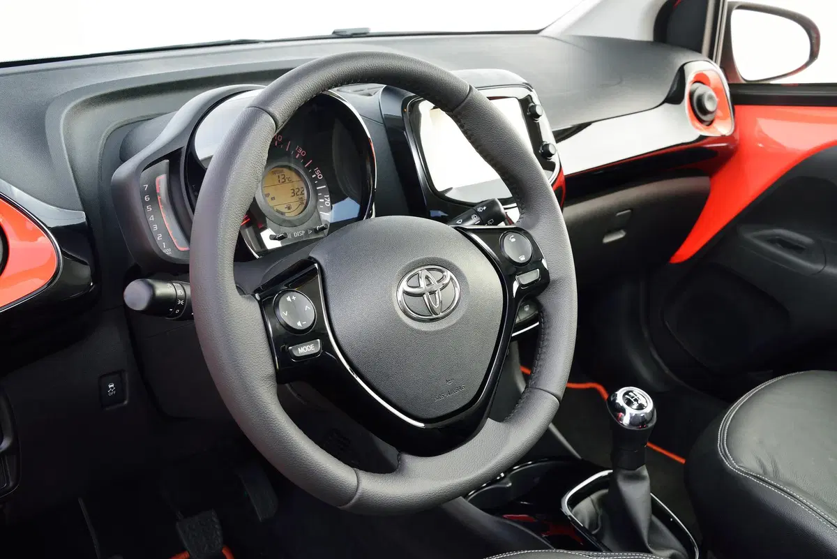 Toyota Aygo Connect 1.0 VVT-i 72 CV 5 porte x-cool (16)
