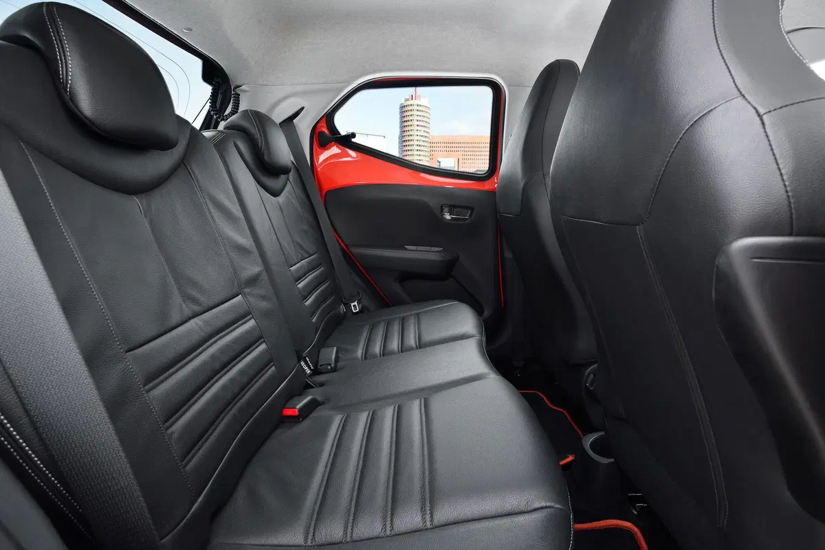 Toyota Aygo Connect 1.0 VVT-i 72 CV 5 porte x-cool (13)