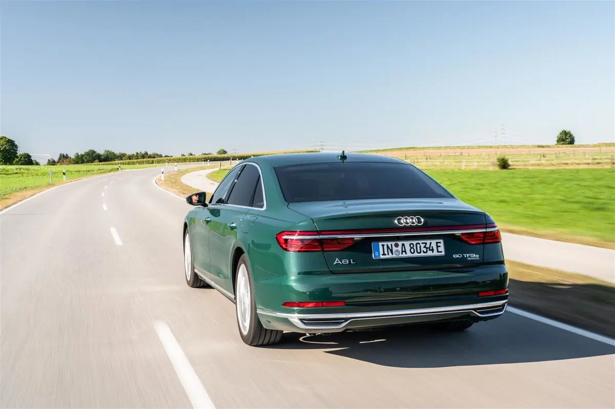 Audi A8 2020: novità V8 mild hybrid benzina e diesel (5)