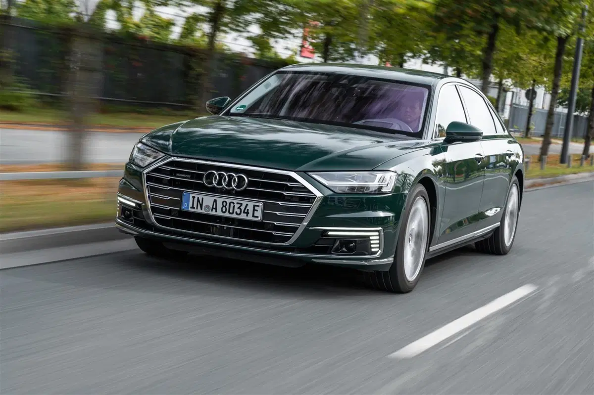 Audi A8 2020: novità V8 mild hybrid benzina e diesel (6)