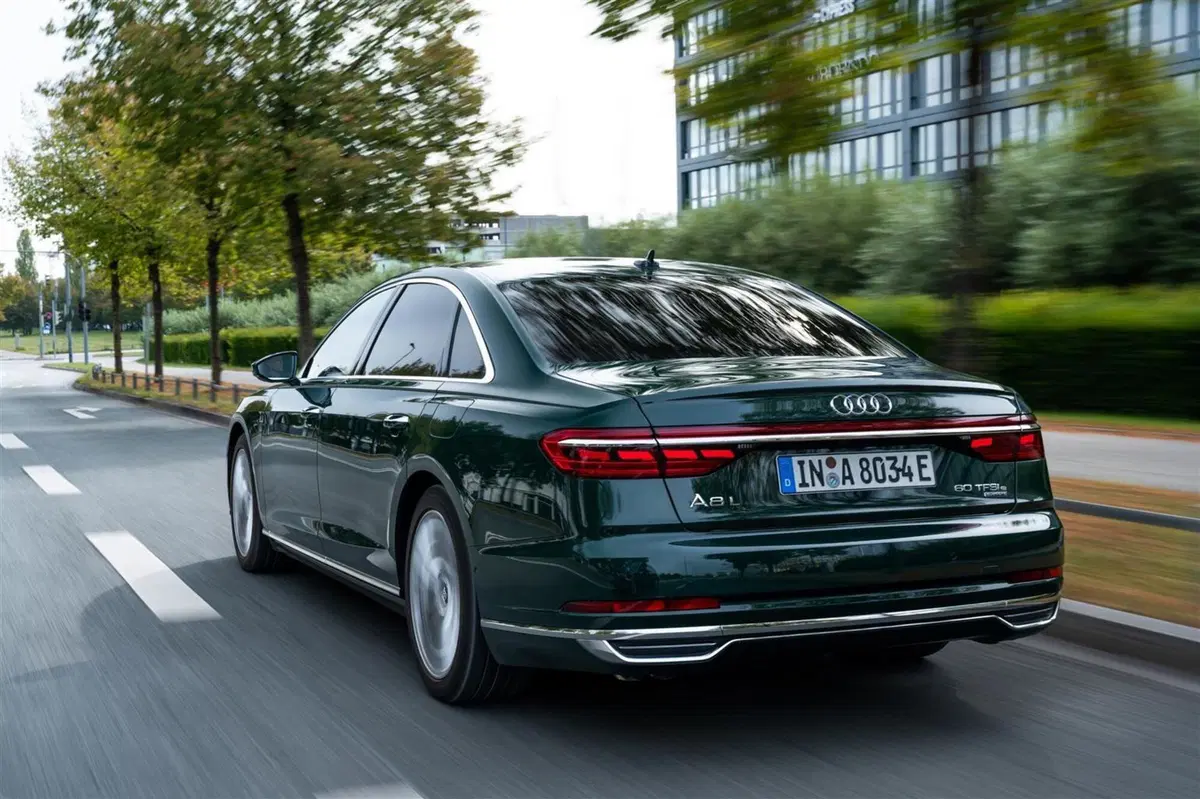 Audi A8 2020: novità V8 mild hybrid benzina e diesel (2)