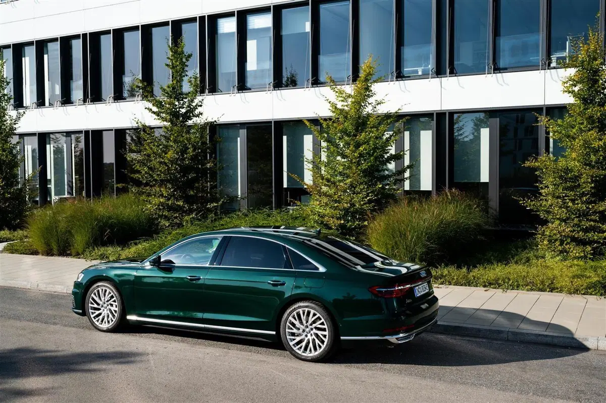 Audi A8 2020: novità V8 mild hybrid benzina e diesel (8)