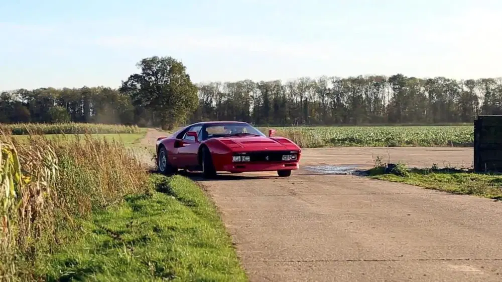 La 288 GTO da fuori sembra quella di Magnum PI ma sotto, &egrave; un'altra cosa proprio