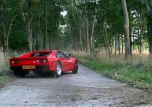 Il circo in strada, bosco e capannone con la GTO “esplosiva”? Rara Ferrari 288 GTO turbo guidata (quasi) alla Bo Luke [video]