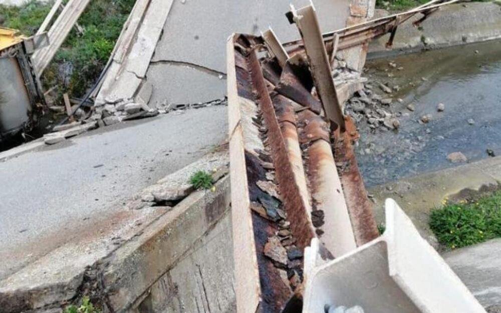 Le immagini del ponte crollato in Sardegna