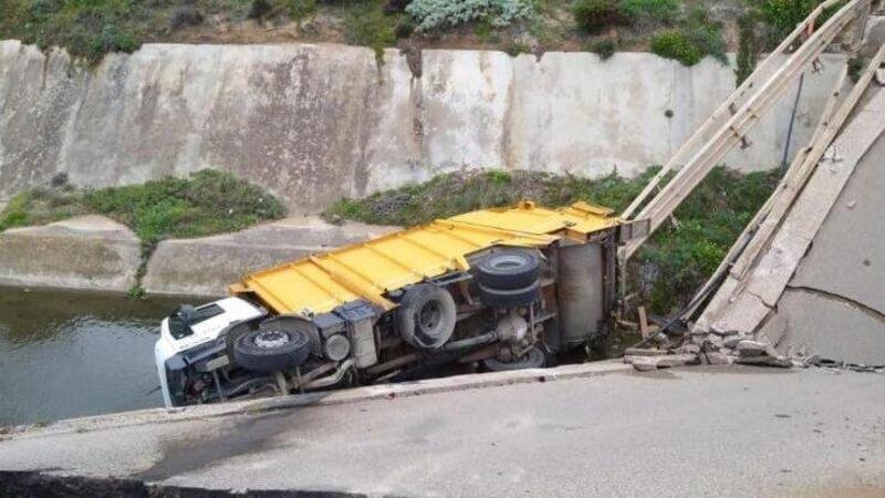 Crolla ponte in Sardegna: cade un camion, nessun ferito [FOTO]