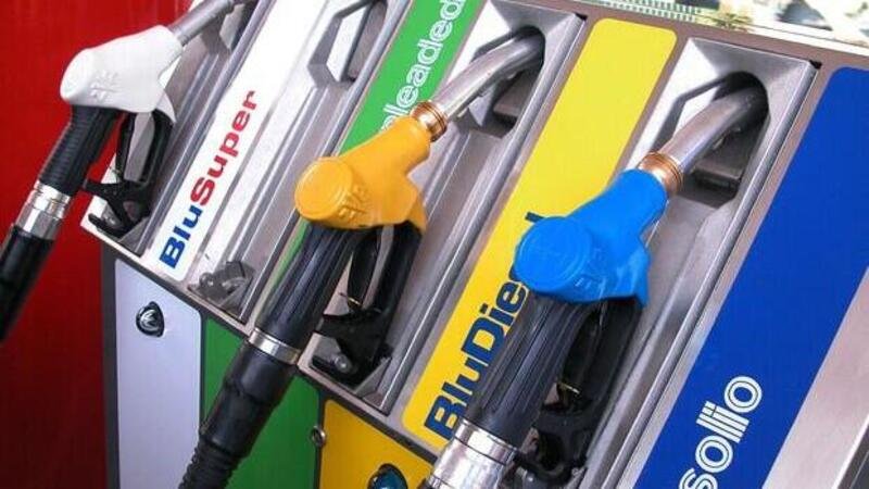 Come fare rifornimento carburante all&#039;auto tutelati dal rischio Covid: metodi e accorgimenti contro il Coronavirus al distributore benzina