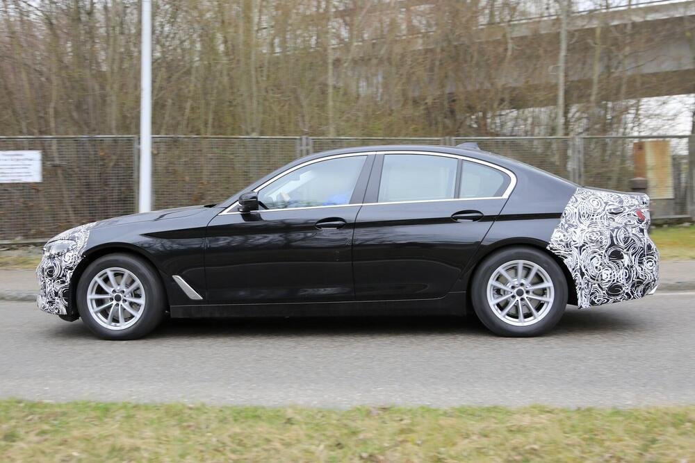 La futura BMW Serie 5 vista di lato
