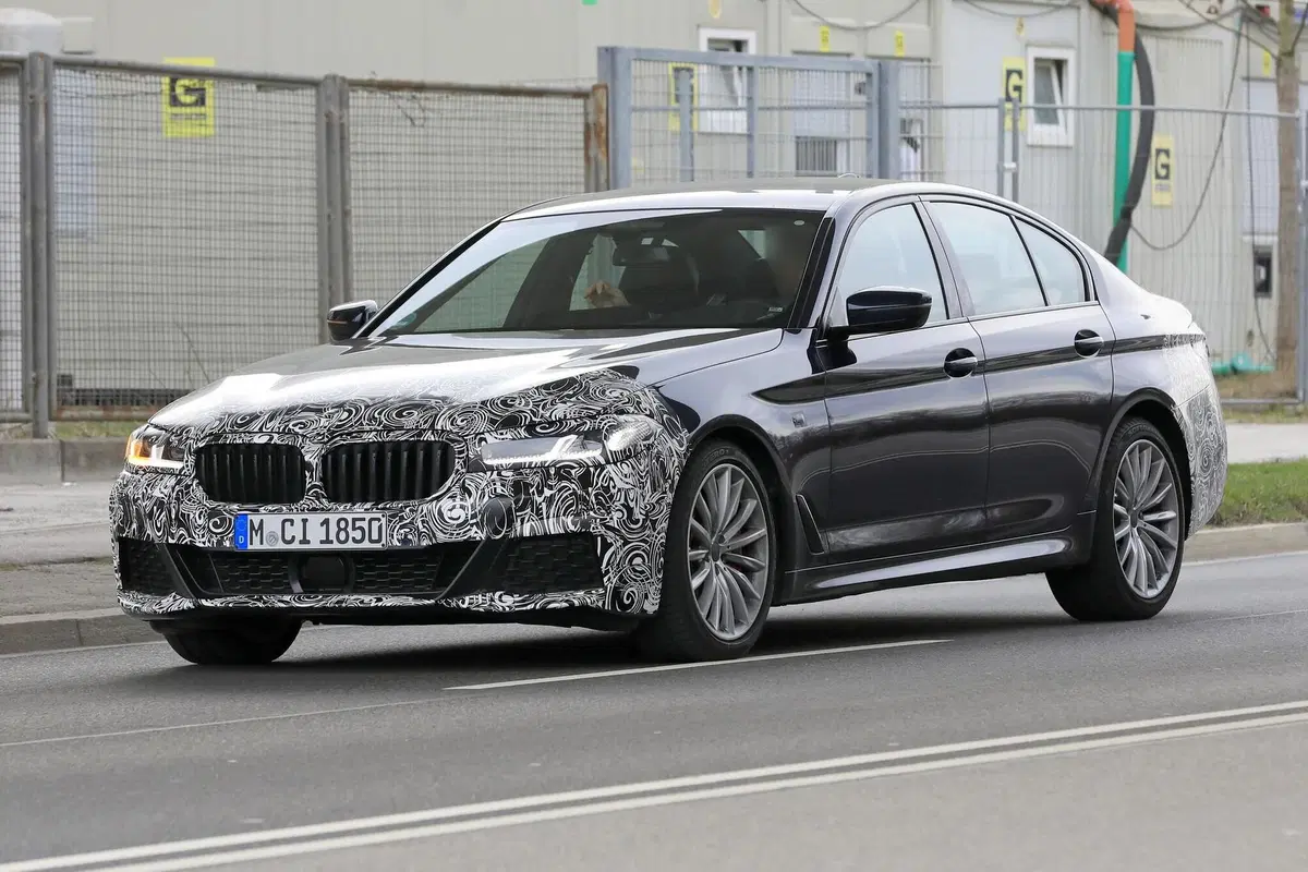 BMW Serie 5 restyling: per lei niente maxi griglia [Foto spia] (3)
